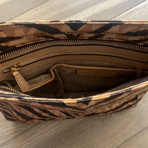 Michael Kors print crossbody and matching wallet - Picture 5 of 13